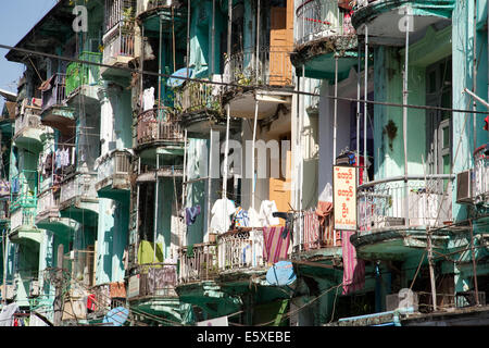 I balconi della zona residenziale di edifici di appartamenti nel centro di Yangon, Myanmar Foto Stock