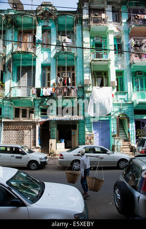 Una strada nel centro di Yangon, Myanamar (Birmania). Foto Stock