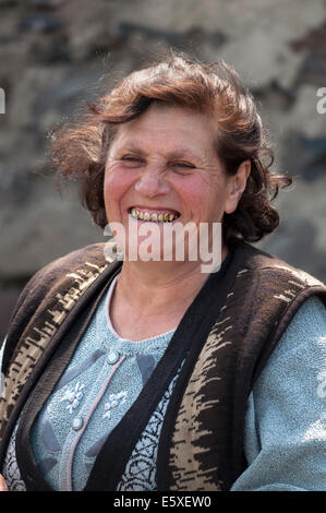 Donna sorridente, pastore villaggio sulle montagne del Caucaso, Armenia Foto Stock