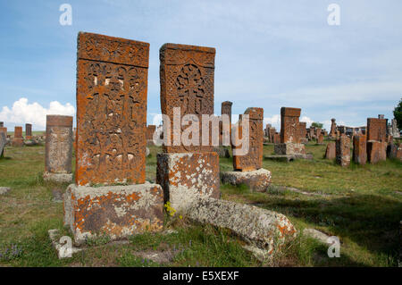 Lapidi di khachkar intagliate che poggiano su basi di pietra nel cimitero di Noratus, Armenia Foto Stock