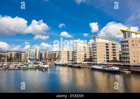 Barche ormeggiate nel bacino di Limehouse circondato da blocchi residenziali, Berglen Court, Pinnacle i e Marina Heights, Tower Hamlets, Londra, Regno Unito Foto Stock