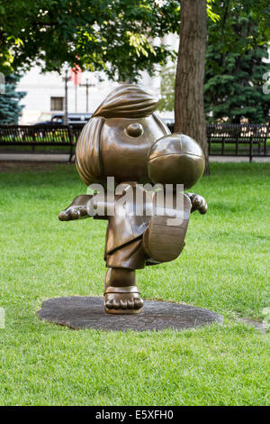 Statua di Charles M Schulz's Peanuts character Patty, riso Park, St Paul, Minnesota, Stati Uniti d'America. Foto Stock