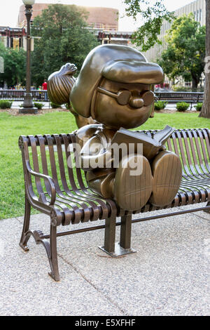 Statua di Charles M Schulz's Peanuts character Marcie, riso Park, St Paul, Minnesota, Stati Uniti d'America. Foto Stock