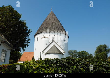 Danimarca, isola di Bornholm fotografie scattate tra il 1 e il 5 agosto 2014. Nella foto: Sankt Ols Kirke (St Olaf's Chiesa), noto anche come Chiesa Olsker, è del XII secolo chiesa rotonda si trova nel villaggio di Olsker Foto Stock