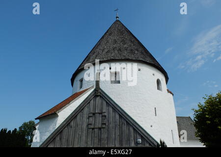 Danimarca, isola di Bornholm fotografie scattate tra il 1 e il 5 agosto 2014. Nella foto: Sankt Ols Kirke (St Olaf's Chiesa), noto anche come Chiesa Olsker, è del XII secolo chiesa rotonda si trova nel villaggio di Olsker Foto Stock