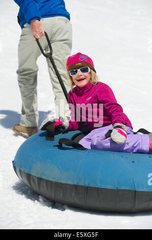 Lucy Weiss gode di tubatura in Snowbird Resort nello Utah. Foto Stock