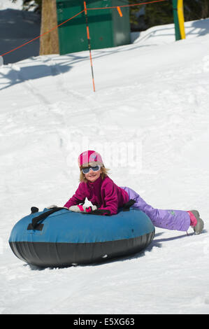 Lucy Weiss gode di tubatura in Snowbird Resort nello Utah. Foto Stock