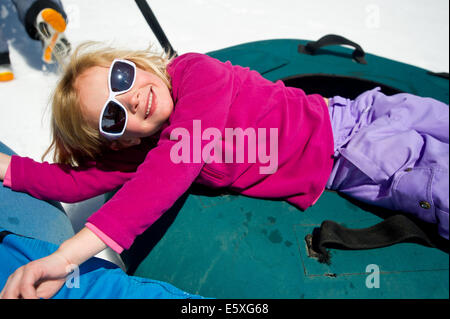 Lucy Weiss gode di tubatura in Snowbird Resort nello Utah. Foto Stock