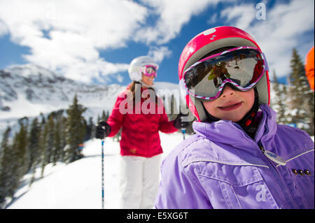 Lucy e Suzanne Weiss posare per un ritratto in Snowbird, Utah. Foto Stock