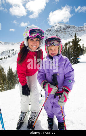 Lucy e Suzanne Weiss posare per un ritratto in Snowbird, Utah. Foto Stock