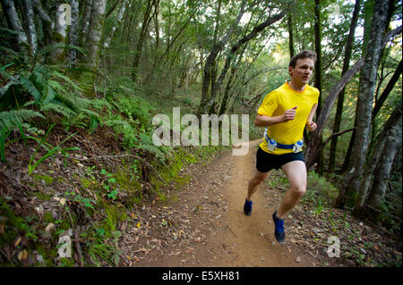 Kyle Restal in esecuzione su di un sentiero a Camp Tamarancho di Fairfax, California Foto Stock