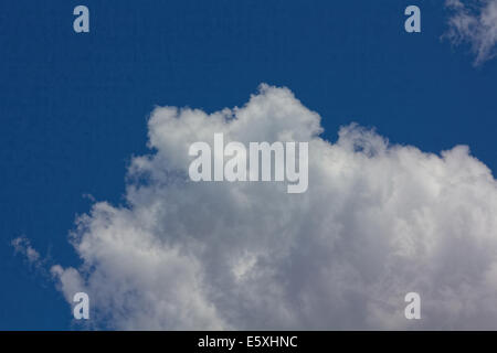 Nuvole e cielo blu Foto Stock