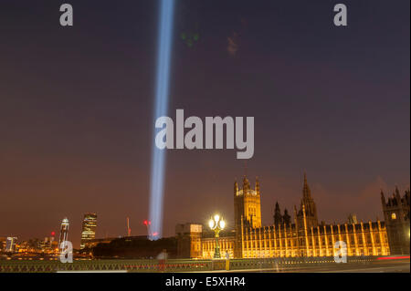 Torre di Victoria Gardens, Londra UK. Il 7 agosto 2014. Gli spettri, un'installazione di 49 faretti, spara un albero di luce verticale 15 chilometri nel cielo sopra Londra per commemorare l'inizio di WW1. Spectra è stato commissionato dal sindaco di Londra & 14-18 Centenario Arte Commissioni e creato dall'artista giapponese, Ryoji Ikeda. Credito: Malcolm Park editoriale/Alamy Live News. Foto Stock