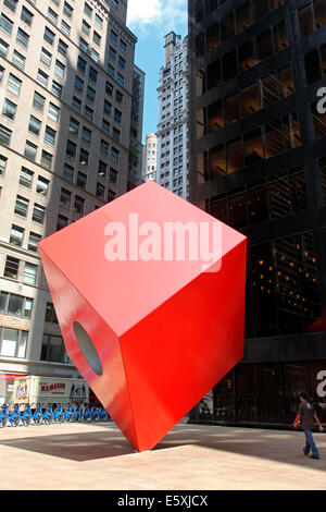 Il cubo rosso da Isamu Noguchi a 140 Broadway a New York il Quartiere Finanziario Foto Stock