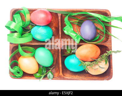Set di pasqua di mano-tinto colori vibranti uova decorate con archi e nastro verde isolato su bianco Foto Stock