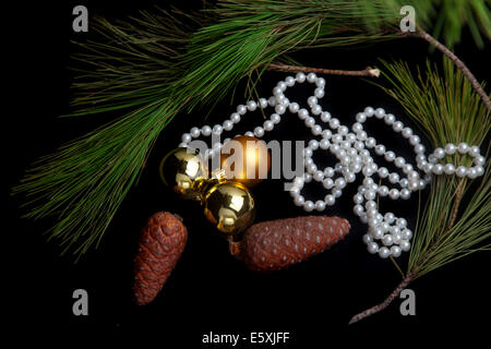 Rami di pino, coni e palle di Natale per albero di Natale decorazioni Foto Stock