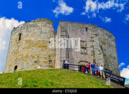 La Torre di Clifford, parte del Castello di York e York, North Yorkshire, Inghilterra, Regno Unito Foto Stock
