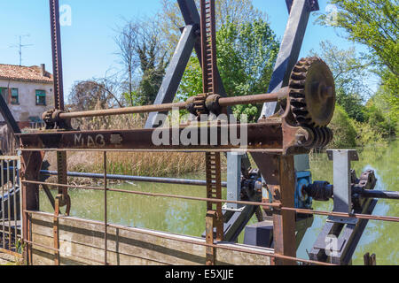 Vecchi ingranaggi arrugginiti di un gate di regolamentazione Foto Stock