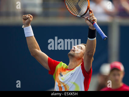 Toronto, Canada. 07 Ago, 2014. David Ferrer la Spagna celebra la vittoria dopo il terzo round di uomini singoli contro Ivan Dodig della Croazia nel 2014 Rogers Cup a Toronto in Canada il 7 agosto 2014. David Ferrer ha vinto la partita 2-1. Credito: Xinhua/Alamy Live News Foto Stock