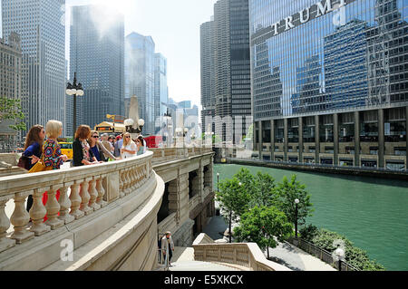Gruppo di donna escursioni lungo il fiume Chicago e Riverwalk Foto Stock