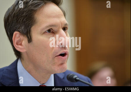 Washington, DC, Stati Uniti d'America. Il 7 agosto, 2014. Tom Frieden, direttore dell'U.S. I centri per il controllo e la prevenzione delle malattie (CDC), parla nel corso di una audizione sulla lotta contro la minaccia di Ebola, sul colle del Campidoglio di Washington, DC, capitale degli Stati Uniti, 7 Agosto, 2014. CDC Direttore Tom Frieden detto giovedì ha attivato il livello dell'agenzia in risposta a West African epidemia di Ebola al suo più alto stato di allerta. Credito: Bao Dandan/Xinhua/Alamy Live News Foto Stock