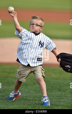 Trenton, New Jersey, USA. Il 7 agosto, 2014. Un simpatico giovane ventola Yankee getta fuori un primo passo prima di un Orientale partita del campionato a Arm & Hammer Park di Trenton, NJ. Credito: Ken Inness/ZUMA filo/Alamy Live News Foto Stock