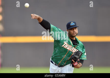 Trenton, New Jersey, USA. Il 7 agosto, 2014. Trenton Thunder brocca JOEL DE LA CRUZ (39) si riscalda sulla Montagnola durante un Orientale partita del campionato a Arm & Hammer Park di Trenton, NJ. Credito: Ken Inness/ZUMA filo/Alamy Live News Foto Stock