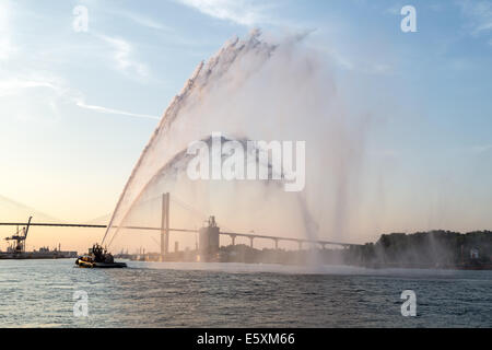 Rimorchiatore la spruzzatura di acqua cannoni Foto Stock