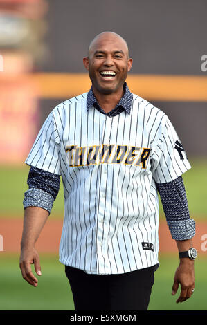 Trenton, New Jersey, USA. Il 7 agosto, 2014. Ex New York Yankees leggenda mariano Rivera (42) fa la sua comparsa in un Orientale partita del campionato a Arm & Hammer Park di Trenton, NJ. RIVERA era presente ad accettare un controllo alla sua chiesa efugio de Esperanza (Rifugio della Speranza) Credito: Ken Inness/ZUMA filo/Alamy Live News Foto Stock