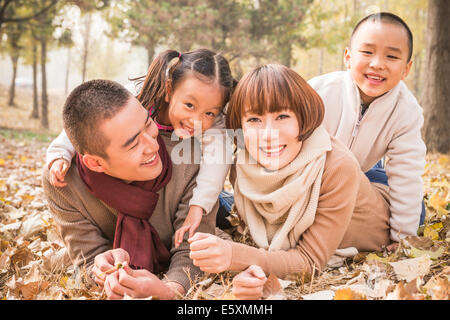 Il cinese giovane famiglia camminare insieme nel parco. Foto Stock