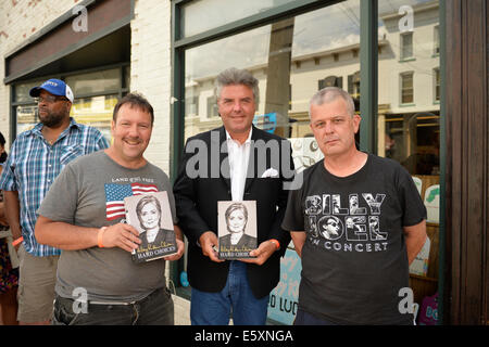 Huntington, New York, Stati Uniti - 6 Agosto 2014 - L - R anteriore, Greg Packer, di Huntington, CHARLIE PACIULLO, di Coram e KENNY MITCHELL, di città giardino, sono le prime tre persone sulla linea a frequentare il libro firma per H. Clinton del nuovo memoir, scelte difficili, a libro Revue a Huntington, Long Island. Imballatore aveva atteso dopo le 4 del mattino, Paciullo dal 1 am quel giorno e Mitchell aveva atteso dopo 11:10 pm la notte prima. Credito: Ann e Parry/Alamy Live News Foto Stock