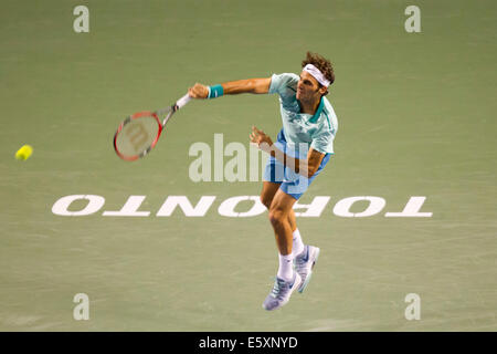 Toronto, Canada. 07 Ago, 2014. Roger Federer serve durante il terzo round di uomini singoli contro Marin CILIC della Croazia nel 2014 Rogers Cup a Toronto in Canada il 7 agosto 2014. Roger Federer ha vinto la partita 2-1. Credito: Xinhua/Alamy Live News Foto Stock