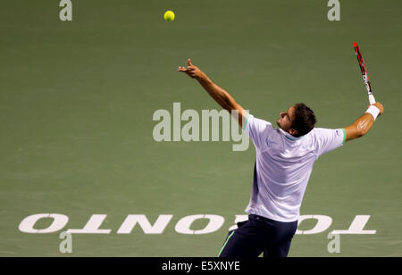 Toronto, Canada. 07 Ago, 2014. Marin CILIC di Croazia serve durante il terzo round di uomini singoli contro Roger Federer al 2014 Rogers Cup a Toronto in Canada il 7 agosto 2014. Marin CILIC ha perso la partita 1-2. Credito: Xinhua/Alamy Live News Foto Stock