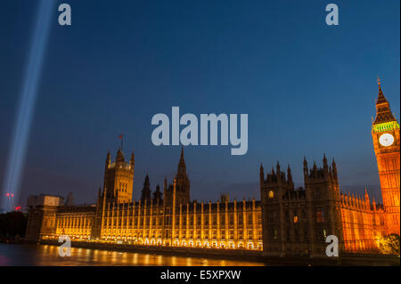 Torre di Victoria Gardens, Londra UK. Il 7 agosto 2014. Gli spettri, un'installazione di 49 faretti, spara un albero di luce verticale 15 chilometri nel cielo sopra Londra per commemorare l'inizio di WW1. Spectra è stato commissionato dal sindaco di Londra & 14-18 Centenario Arte Commissioni e creato dall'artista giapponese Ryoji Ikeda. Credito: Malcolm Park editoriale/Alamy Live News. Foto Stock