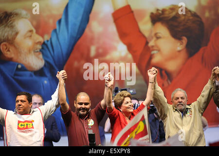 Sao Paulo, Brasile. Il 7 agosto, 2014. Il Presidente brasiliano Dilma Rousseff (seconda R) ed ex presidente del Brasile, Luiz Inacio Lula da Silva (1R) tenere le mani durante un evento di campagna a Sao Paulo il 7 agosto, 2014. Il Brasile sarà tenere elezioni presidenziali nel mese di ottobre. Credito: Rahel Patrasso/Xinhua/Alamy Live News Foto Stock