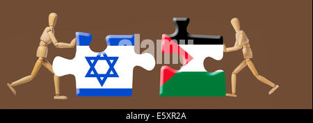 Due figurine costringendo Israele e il popolo palestinese i pezzi del puzzle insieme Foto Stock