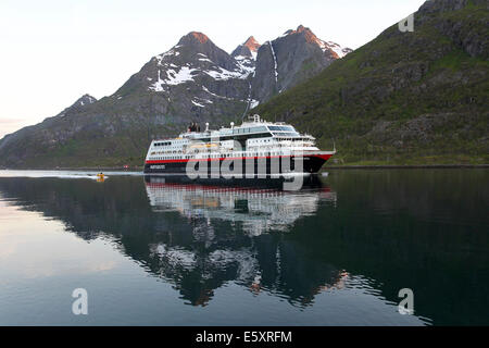 Il 'Midnatsol' Hurtigruten nave passeggeri vela attraverso Raftsund a mezzanotte, Trollfjord, vette illuminate da mezzanotte Foto Stock