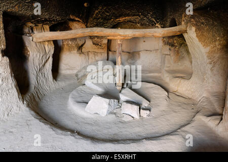 Mulino in grotta Bezirhane, Belisırma, Valle Ihlara Ihlara Vadisi, provincia di Aksaray, Cappadocia, Anatolia Centrale Regione Foto Stock