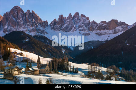 Le Odle le montagne e la città di Santa Maddalena in Val di Funes, Dolomiti, Alto Adige, Italia Foto Stock
