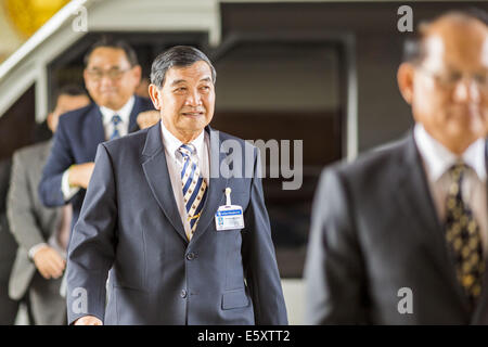 Agosto 8, 2014 - Bangkok Bangkok, Thailandia - membri di LNA, incluse AIR CHIEF MARSHAL CHALAEMKHET THONGCHAI (centro) arrivano all'edificio del parlamento a Bangkok. Il Thai Assemblea nazionale legislativa (NLA) incontrato venerdì presso l'edificio Parlimanet a Bangkok per eleggere la leadership legislativa. L'NLA è stato nominato dalla giunta Thai, chiamato formalmente il consiglio nazionale per la pace e l'ordine (NCPO), e si suppone che alla guida della Thailandia torna al governo civile dopo un colpo di stato militare ha rovesciato il governo eletto in Maggio. Ci sono 197 membri dell'NLA. L'iscrizione è inclinato verso il personale militare. Fro Foto Stock