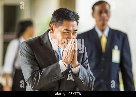 Agosto 8, 2014 - Bangkok Bangkok, Thailandia - Pol Ten CHAKTIP CHAICHINDA, un membro della nazionale Tailandese assemblea legislativa (NLA), arriva al palazzo del Parlamento per la riunione di LNA venerdì. L'NLA ha incontrato presso l'edificio Parlimanet a Bangkok per eleggere la leadership legislativa. L'NLA è stato nominato dalla giunta Thai, chiamato formalmente il consiglio nazionale per la pace e l'ordine (NCPO), e si suppone che alla guida della Thailandia torna al governo civile dopo un colpo di stato militare ha rovesciato il governo eletto in Maggio. Ci sono 197 membri dell'NLA. L'iscrizione è inclinato verso il personale militare. Da Roy Foto Stock