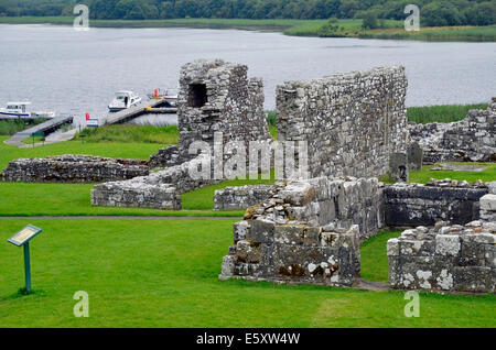La fine del XII secolo sito monastico sull isola Devenish, inferiore del Lough Erne, County Fermanagh, Irlanda del Nord. Foto Stock