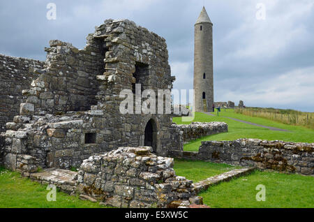 La fine del XII secolo sito monastico sull isola Devenish, inferiore del Lough Erne, County Fermanagh, Irlanda del Nord. Foto Stock