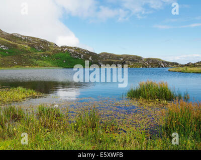 Lough O' Muilligan sotto Slieve League costituisce un luogo tranquillo al di sopra delle scogliere inferiore sopra la testa Carrigan Foto Stock