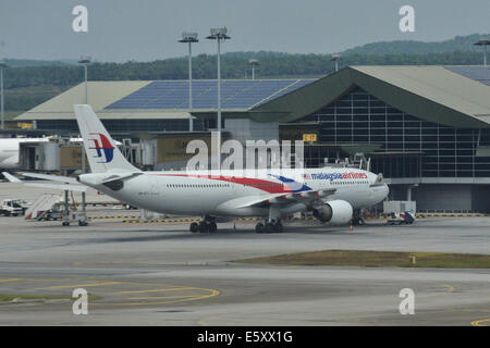 Kuala Lumpur, Malesia. 8 Ago, 2014. A Malaysia Airlines si vede il parcheggio presso l'Aeroporto Internazionale di Kuala Lumpur a Kuala Lumpur, Malesia, e il Agosto 8, 2014. Khazanah Nasional Bhd, Malaysia Airlines'(MAS) maggiore azionista, detto venerdì che esso ha voluto eliminare alcuni marchi dall'assortimento il vettore nazionale per facilitare il suo piano a intraprendere una revisione globale e ristrutturazione di MAS. Credito: Chong Voon Chung/Xinhua/Alamy Live News Foto Stock