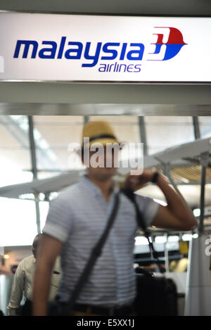 Kuala Lumpur, Malesia. 8 Ago, 2014. Un passeggero passeggiate passato la Malaysia Airlines contatore all'Aeroporto Internazionale di Kuala Lumpur a Kuala Lumpur, Malesia, e il Agosto 8, 2014. Khazanah Nasional Bhd, Malaysia Airlines'(MAS) maggiore azionista, detto venerdì che esso ha voluto eliminare alcuni marchi dall'assortimento il vettore nazionale per facilitare il suo piano a intraprendere una revisione globale e ristrutturazione di MAS. Credito: Chong Voon Chung/Xinhua/Alamy Live News Foto Stock