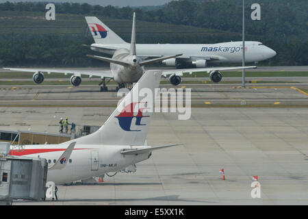 Kuala Lumpur, Malesia. 8 Ago, 2014. Malaysia Airlines si vede il parcheggio presso l'Aeroporto Internazionale di Kuala Lumpur a Kuala Lumpur, Malesia, e il Agosto 8, 2014. Khazanah Nasional Bhd, Malaysia Airlines'(MAS) maggiore azionista, detto venerdì che esso ha voluto eliminare alcuni marchi dall'assortimento il vettore nazionale per facilitare il suo piano a intraprendere una revisione globale e ristrutturazione di MAS. Credito: Chong Voon Chung/Xinhua/Alamy Live News Foto Stock