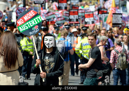 Protester sulla maschera di V con nessuna targhetta tagli ad un anti-austerità marzo a Londra, 2014 Foto Stock