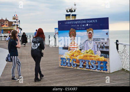 I turisti aventi le loro foto scattata sul molo di Brighton Brighton East Sussex England Regno Unito Foto Stock