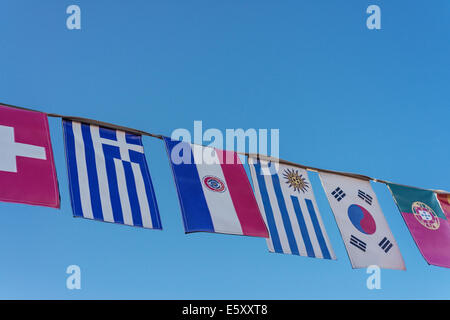 Vari flag su bunting, contro un cielo blu Foto Stock